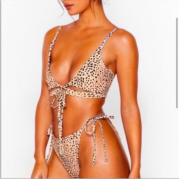 - NASTY GAL DALMATIAN “LETS GO TO THE BEACH” TIE BIKINI TOP 10US - Picture 2 of 14